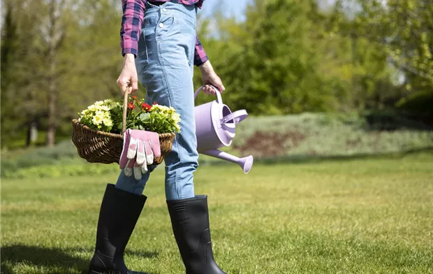 Frau bei der Gartenarbeit