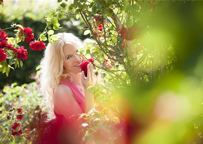 Frau mit Rosen