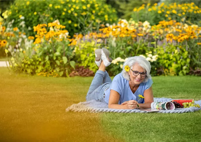 Gartenfreizeit - Frau mit Blume