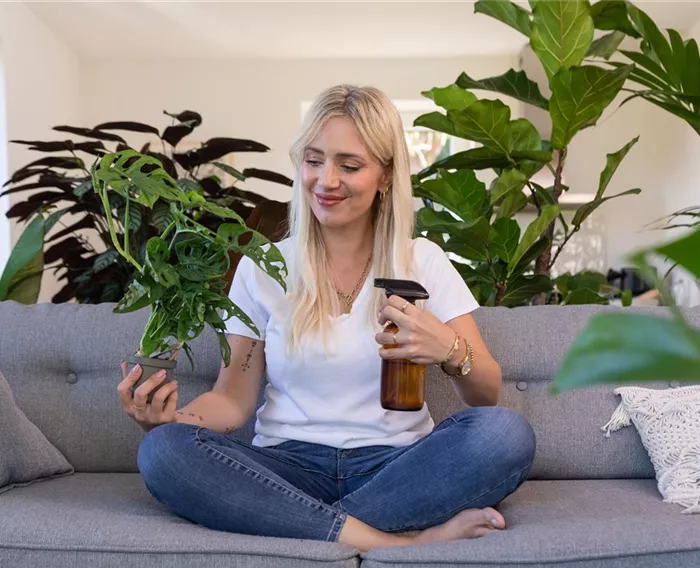 Zimmerpflanzen - Frau mit Monstera